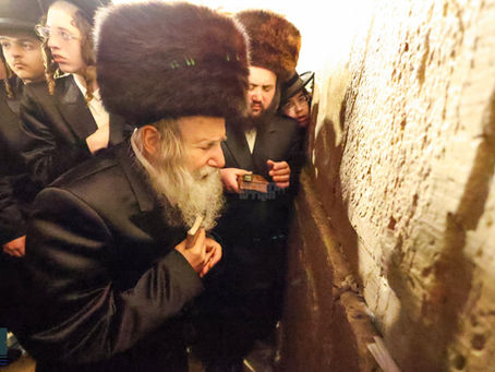יראה כל זכורך: יום טוב פסח בחצר הקודש אמשינוב