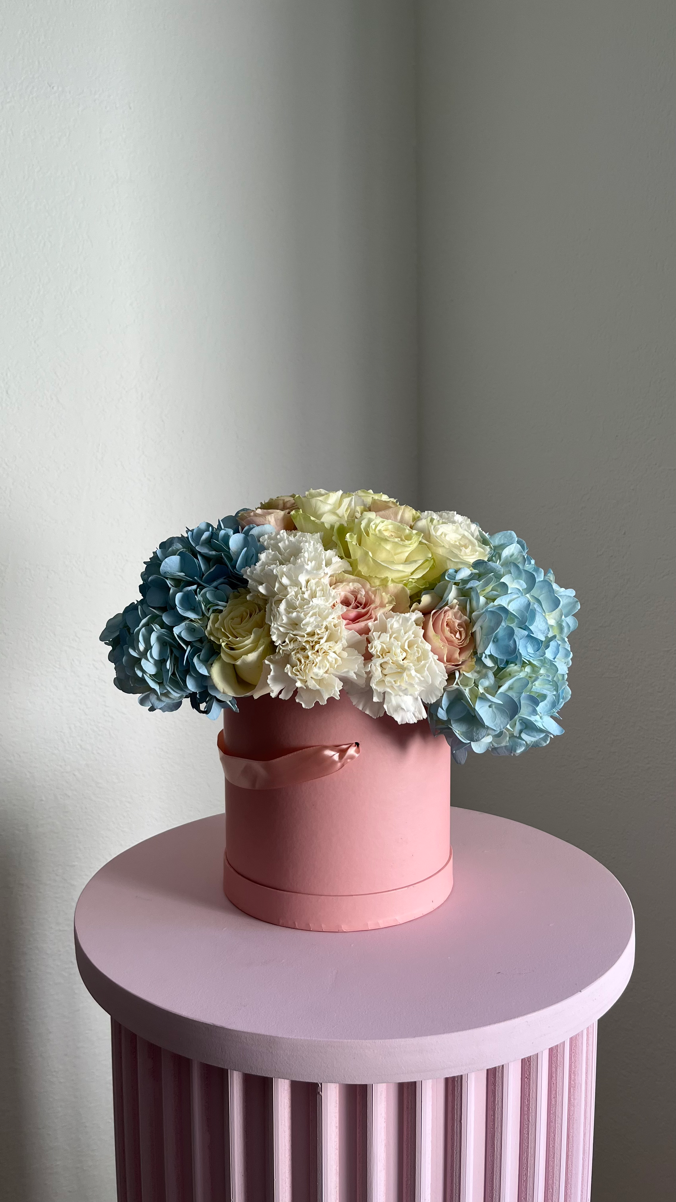 Bouquet with roses, hydrangea and pink carnation