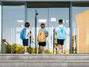 How to Prevent Entry Bottlenecks at School Events with Pre-Registration and Screening
