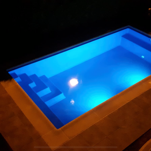 Piscina en poliéster Modelo Península. Diferentes medidas y accesorios, consultar.