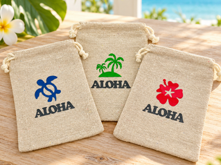ホヌ・ヤシの木・ハイビスカスとALOHAの文字をあしらったハワイ柄のギフトポーチ