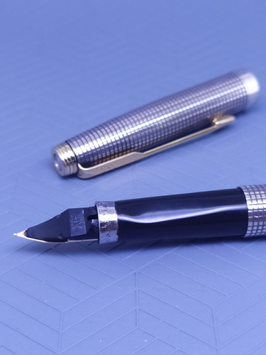 筆記具 PARKER 75 STERING SILVER CISELE 14K XF Parker 75 Cisele Fountain Pen - Sterling Silver with 14K Med