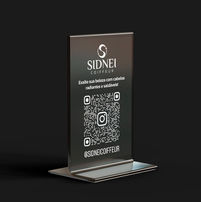 Design de identidade visual aplicado em placa de acrílico para mesa