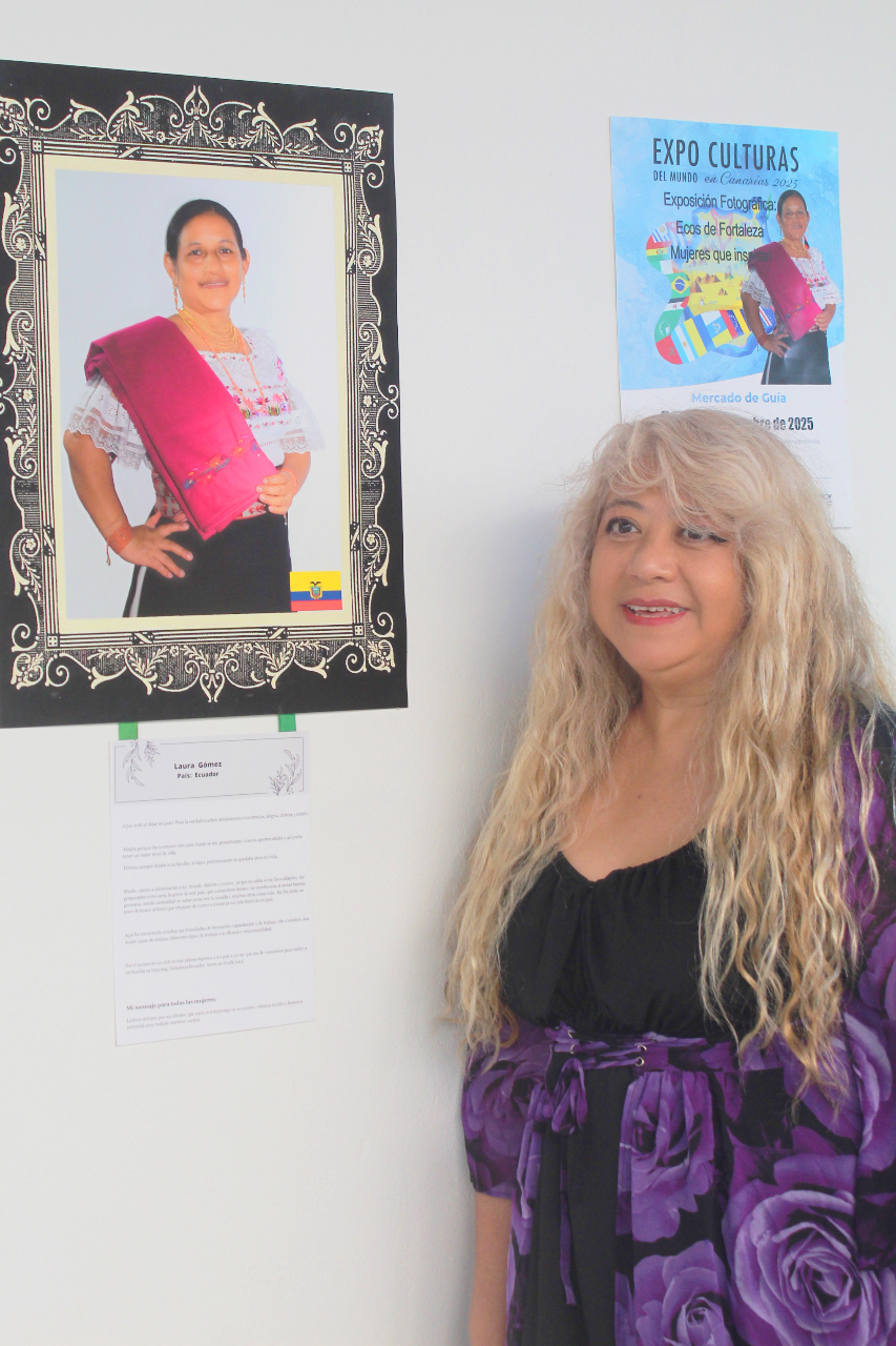 Lethy Hernández posa junto a una de sus fotografías.