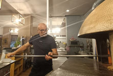 Entre el horno, la música y el barrio. Sus pizzas resaltan en Las Palmas