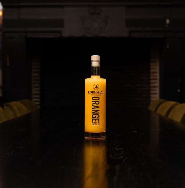 Koreman's orangecello (sinaasappellikeur) op tafel