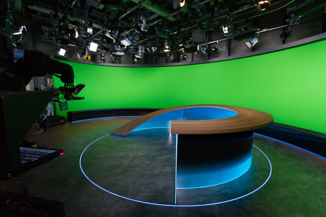 Studio FM2 des Bayerischen Rundfunks, ausgestattet mit modernster Broadcast-Technologie für Live-Produktionen. BFE Studio und Medien Systeme GmbH verantwortlich für Planung, Installation und Optimierung der Studioausstattung für den Bayerischen Rundfunk in München.
