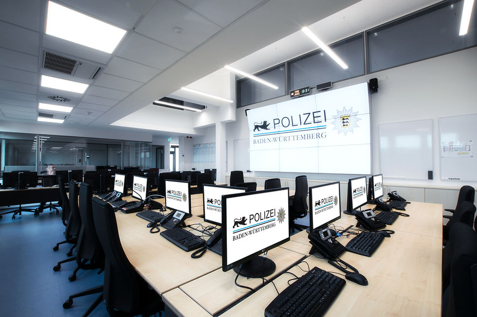 State police control centre in Baden-Württemberg with modern equipment and visualisation technology from BFE. Several monitors and workstations in an open space for monitoring and controlling police operations. The control centre offers a clear structure for effective coordination and control in real time.