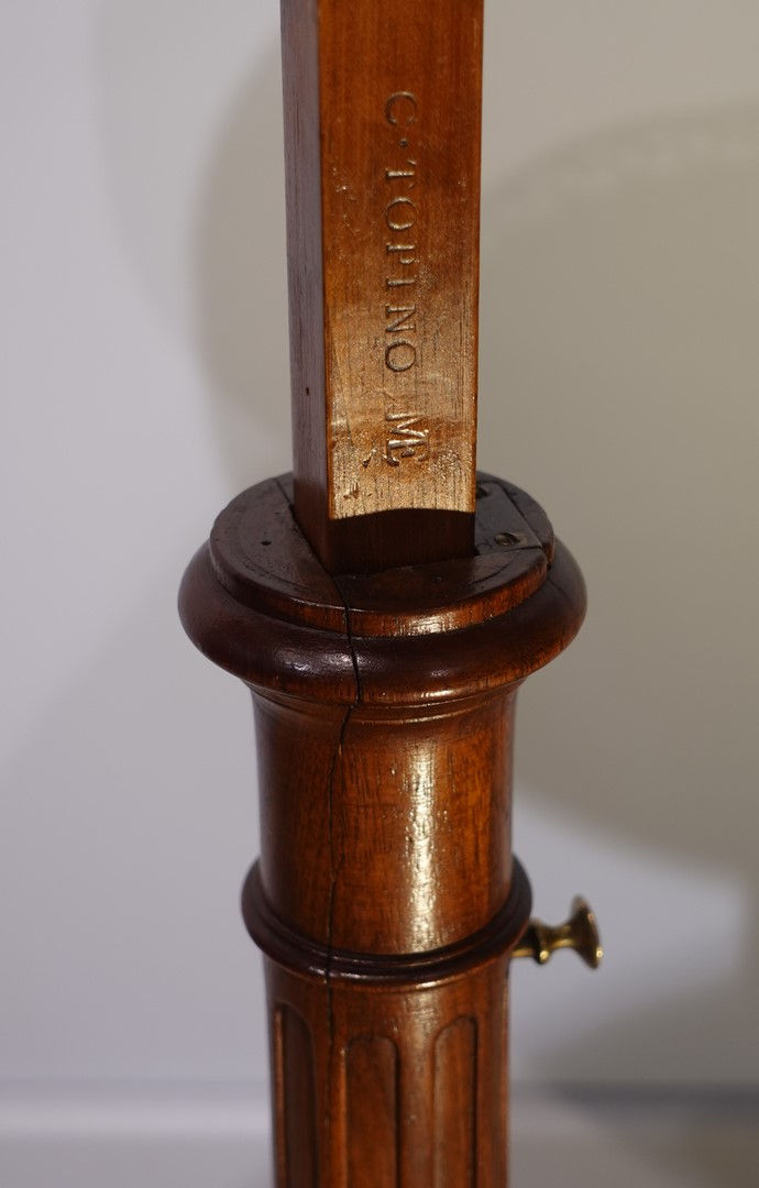 Miniature : Guéridon à crémaillère estampillé Charles TOPINO Maître le 14 juillet 1773