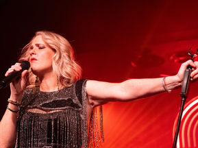 Elles Bailey & Caitlin Krisko and the Broadcast