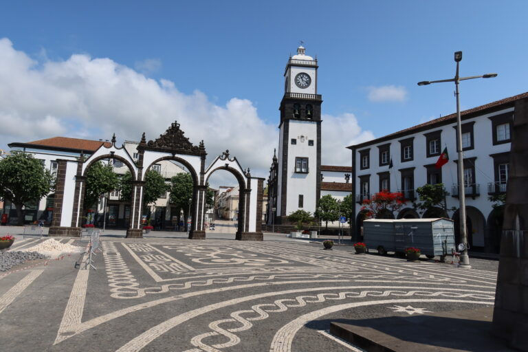 Portas da Cidade and Igreja Matriz de São Sebastião looking amazing in daylight