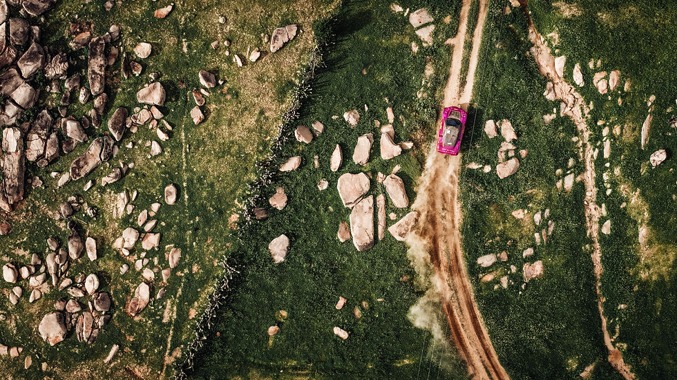 A "Fera" desafia os terrenos acidentados do Seridó durante o Rally RN 1500, deixando uma trilha impressionante no caminho.