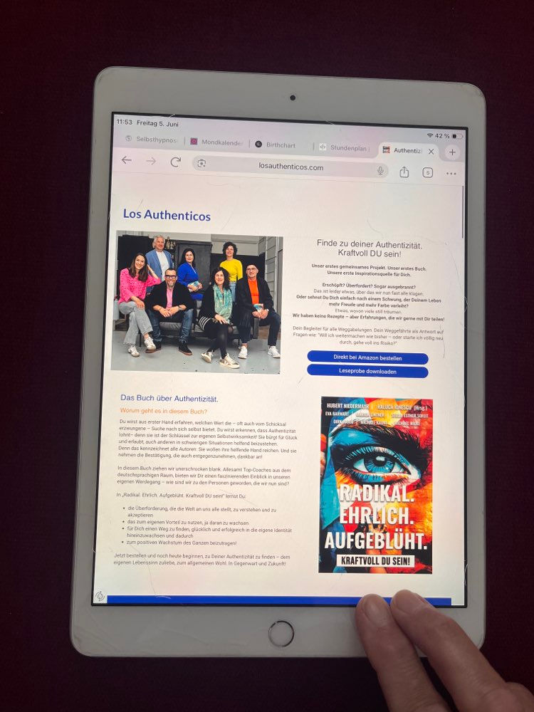 Tablet zeigt Website Los Authenticos mit Gruppenfoto, Buchcover Radikal, ehrlich, aufgeblüht und Bestellbuttons.