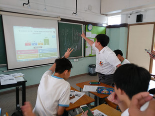 同學於課堂上透過電腦軟件積極搶答