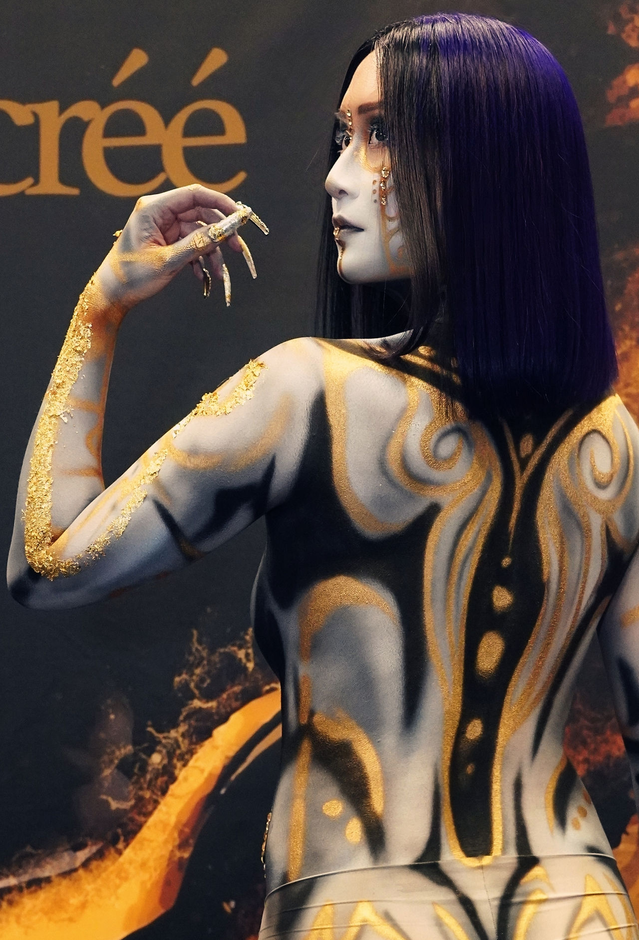 At IBS New York, renowned body painter Avi, in collaboration with CRÉÉ permanent cream hair color, delivered a captivating live performance. In front of a captivated audience, Avi transformed a model into a futuristic work of art using CRÉÉ's vibrant colors. The stunning white and gold design not only showcased the richness and durability of the hair color but also grabbed significant attention, highlighting the innovative fusion of body art and hair color. The event was a hit among beauty professionals and influencers, celebrating bold creativity and style
