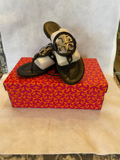 SOLD Tory Burch flip flops! The most popular summer sandal!👀 Size 5.5 $125 (original price $225)❤️
