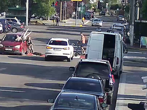 Підлітки на електросамокаті в Ірпені влетіли в авто (ВІДЕО)