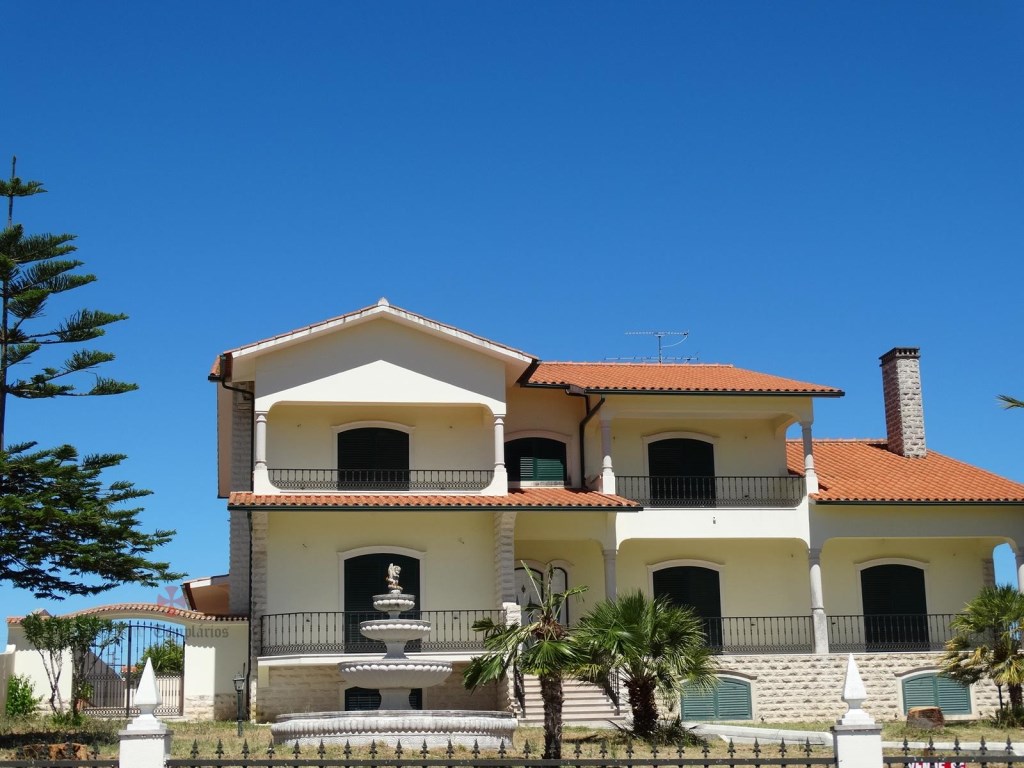 Villa 10 Pièces - 630 000 €