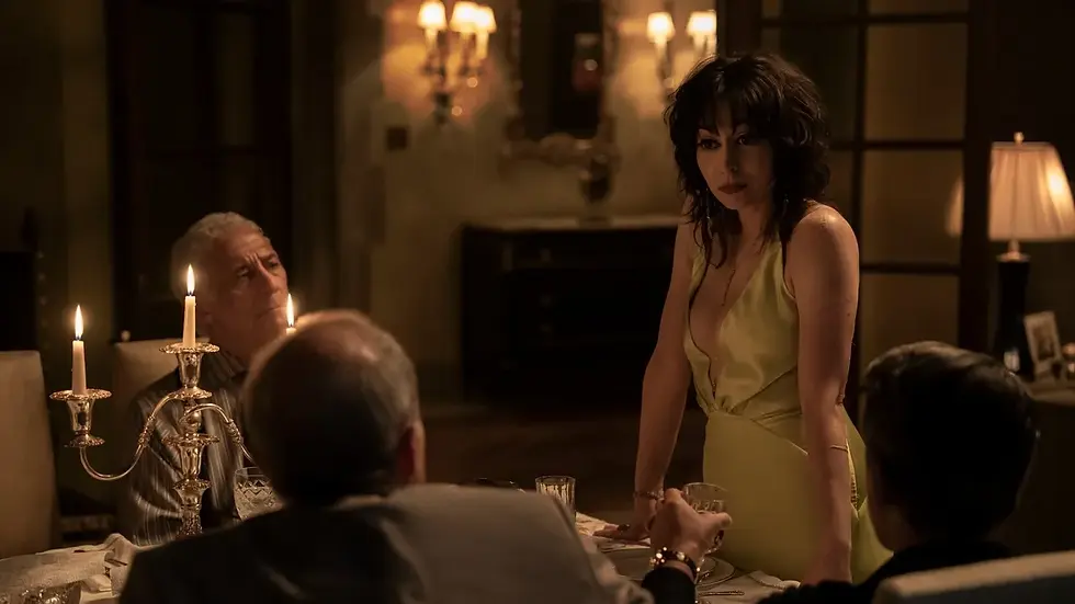 Sofia Falcone dans sa robe jaune assoit son autorité