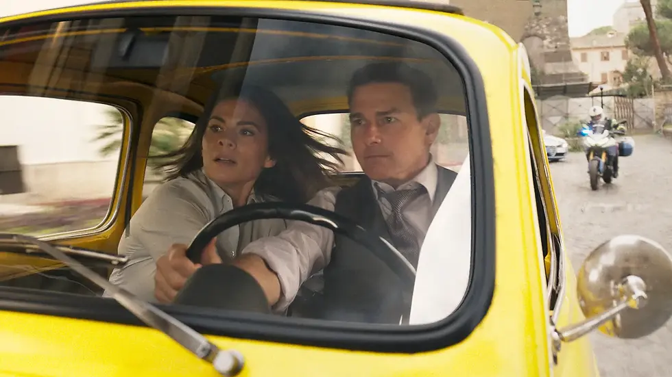 Ethan et Grace à bord d'une Fiat jaune en pleine course-poursuite dans les rues de Rome