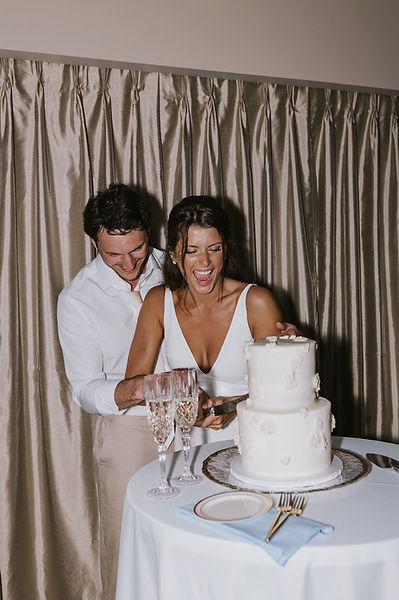 couple-cutting-wedding-cake
