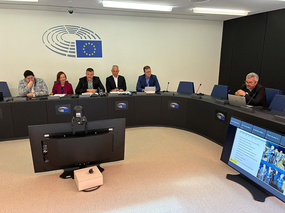 Die Europaabgeordneten Lena Düpont (EVP, DE), Leire Pajín (S&D, ES), Pascal Arimont (EVP, BE), Grégory Allione (Renew, FR) und Vladimir Prebilic (Greens, SI) mit Spaniens Staatssekretär für Gesundheit, Javier Padilla Bernáldez (vlnr) (Quelle: Europäisches Parlament)