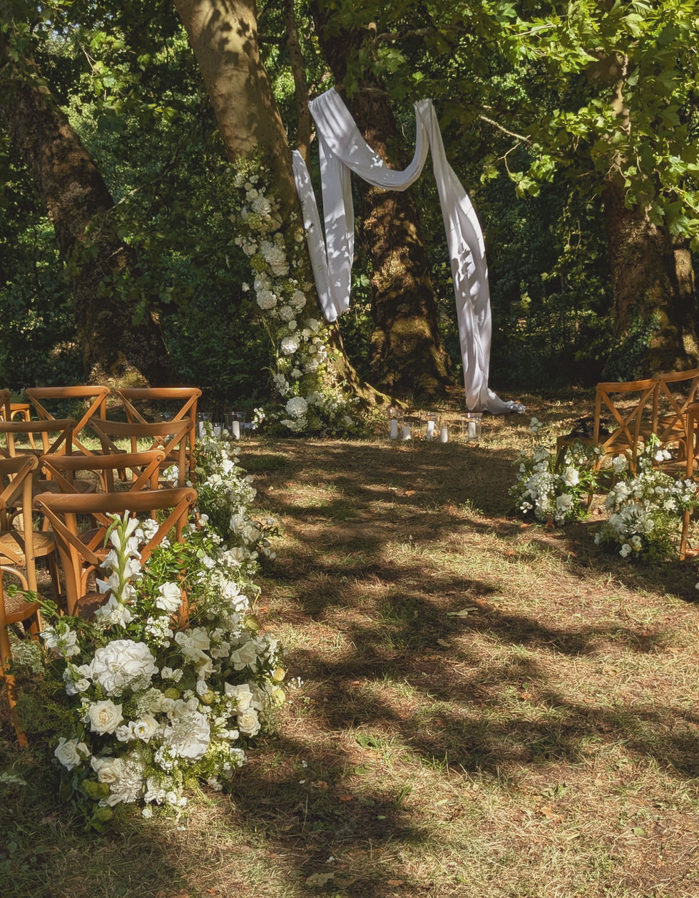 Allée de cérémonie fleurie