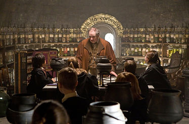 MV5BYjI2YzI1MjktY2QzMy00NTkwLTlmM2QtNTQ2