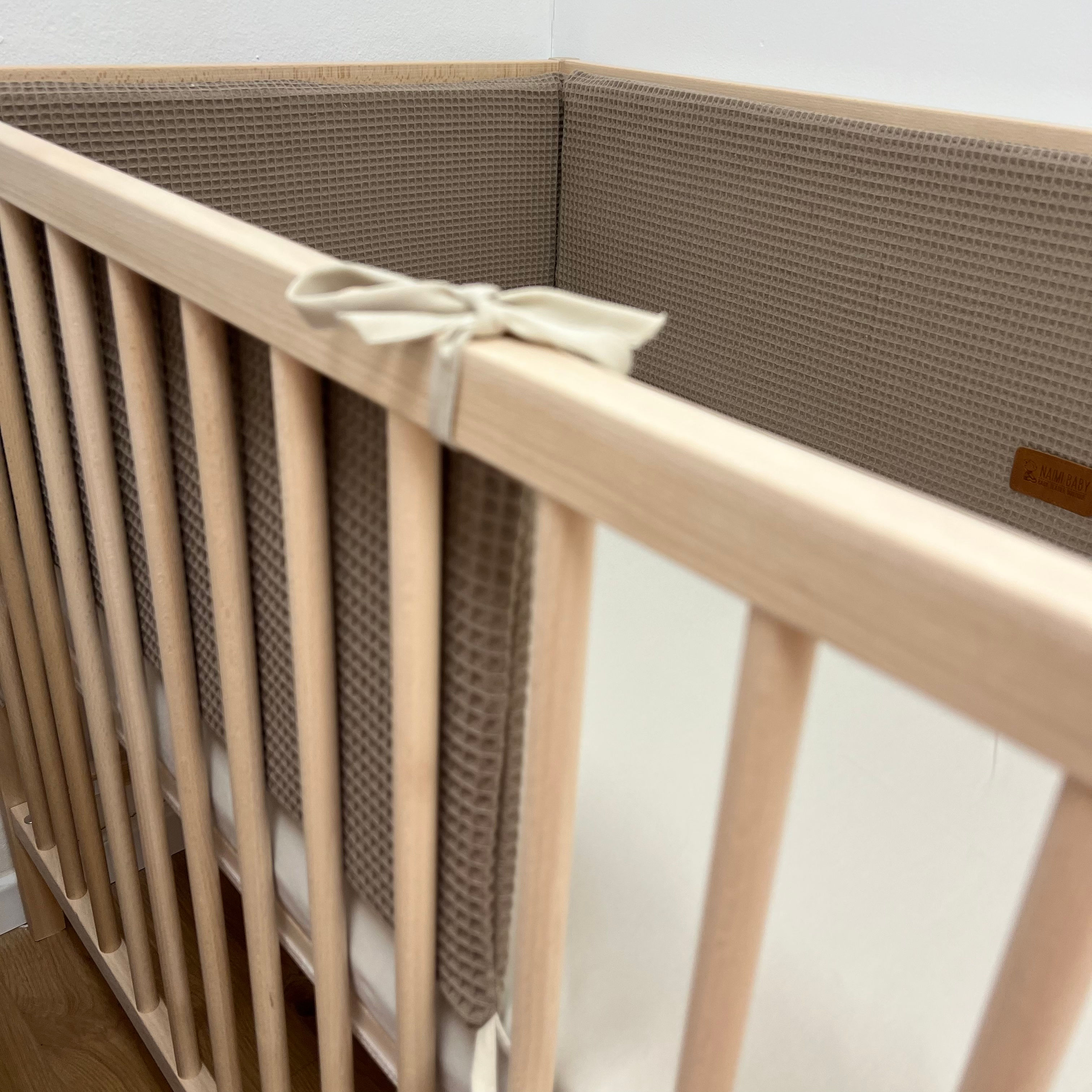 מגן ראש מבד אחד - פיקה חום קפה עם פס חיבור בז' בהיר