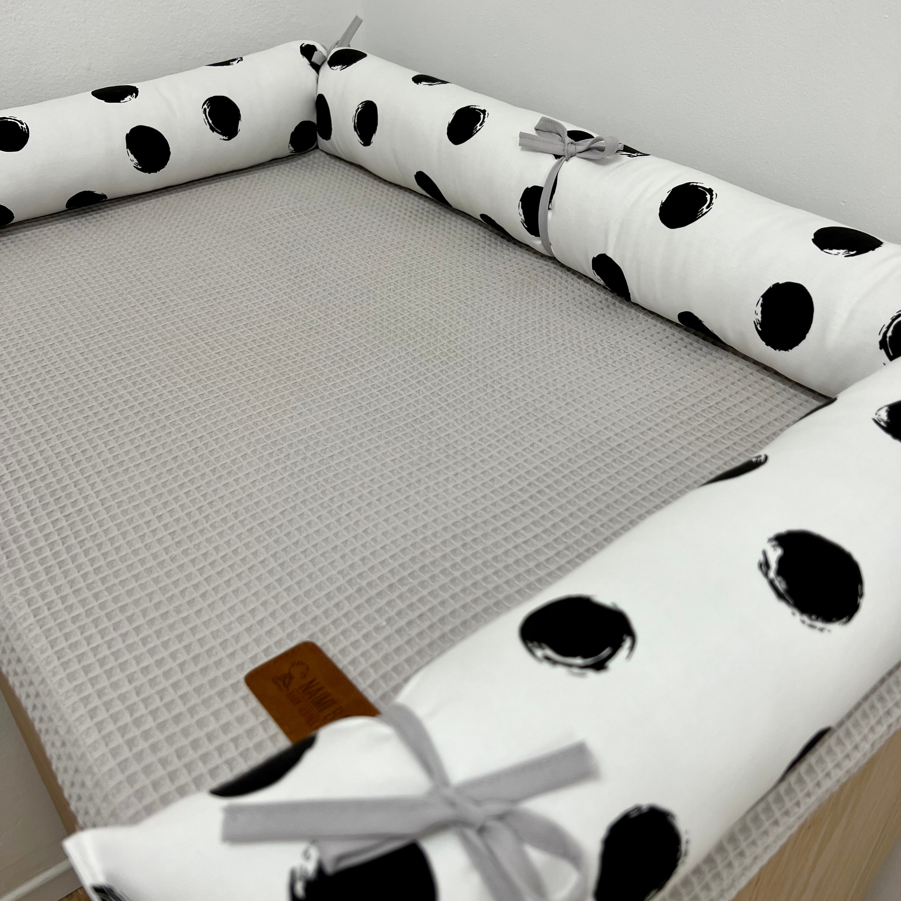 משטח החתלה - פיקה אפור בהיר ונחשוש עיגולים גדולים עם חבל קשירה אפור בהיר