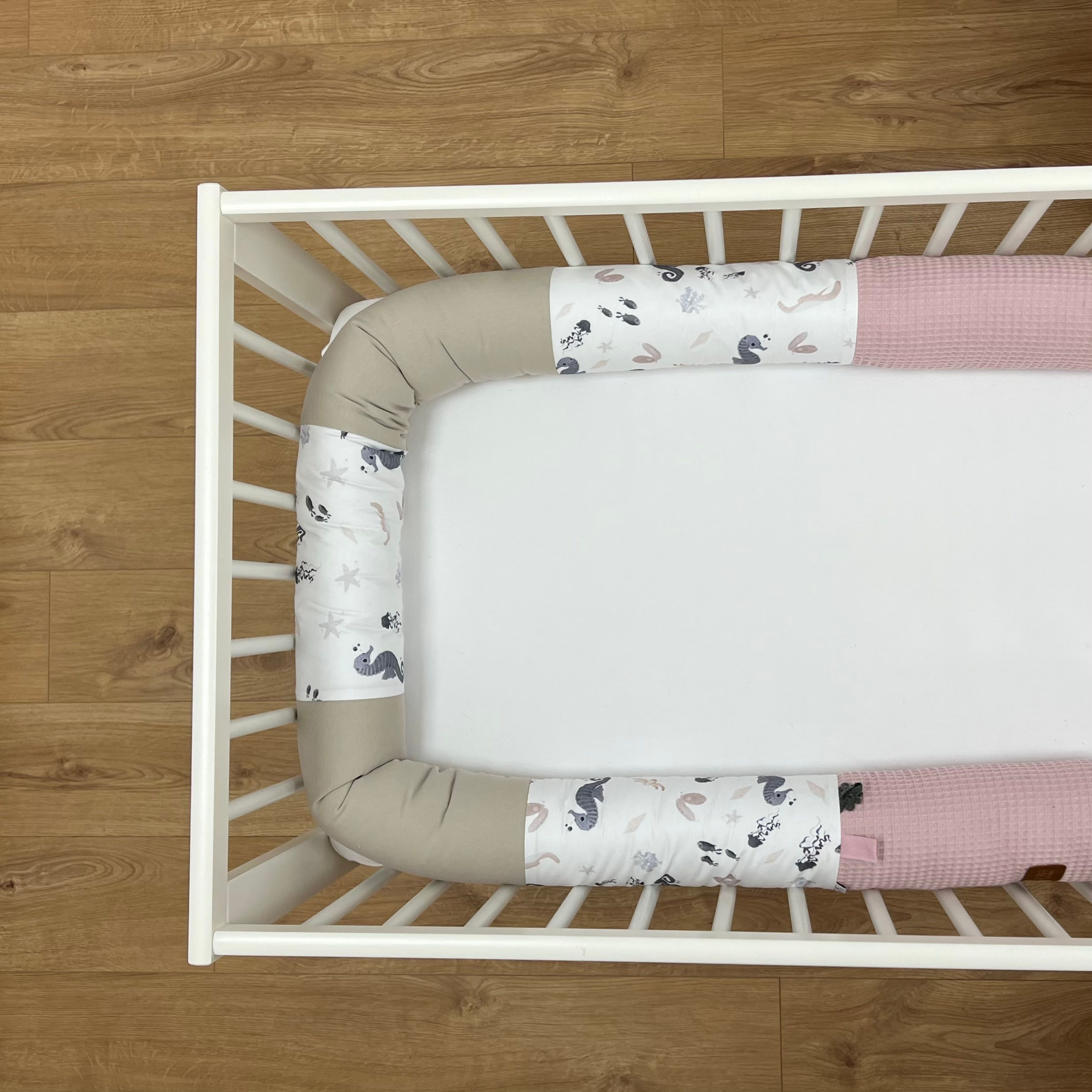 נחשוש מעוצב - סוסוני ים, ג'רסי כותנה אורגנית חול ופיקה ורוד עתיק