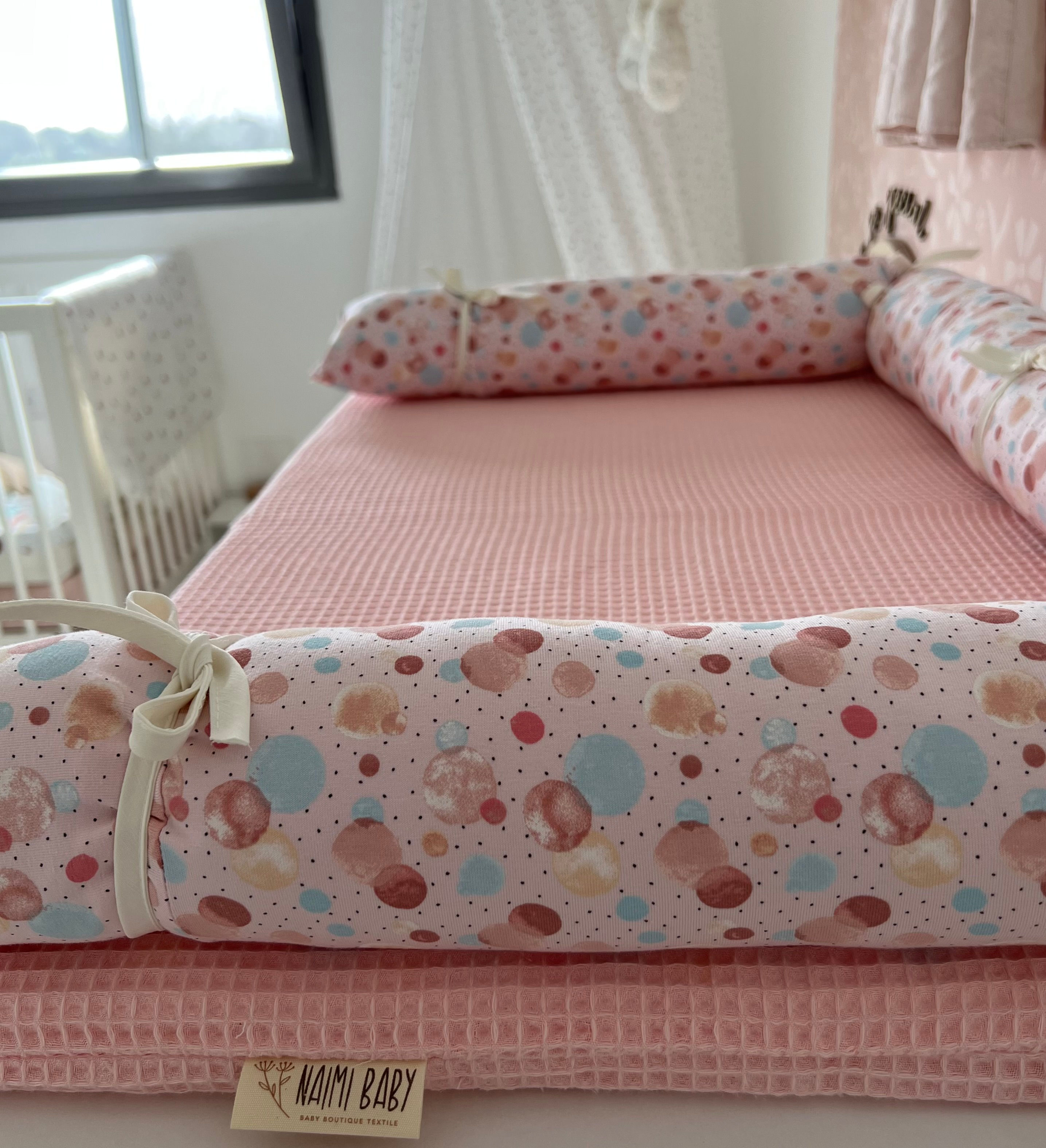 משטח החתלה - פיקה ורוד בייבי ונחשוש ג'רסי נקודות פסטל ורוד עם חבל קשירה ורוד