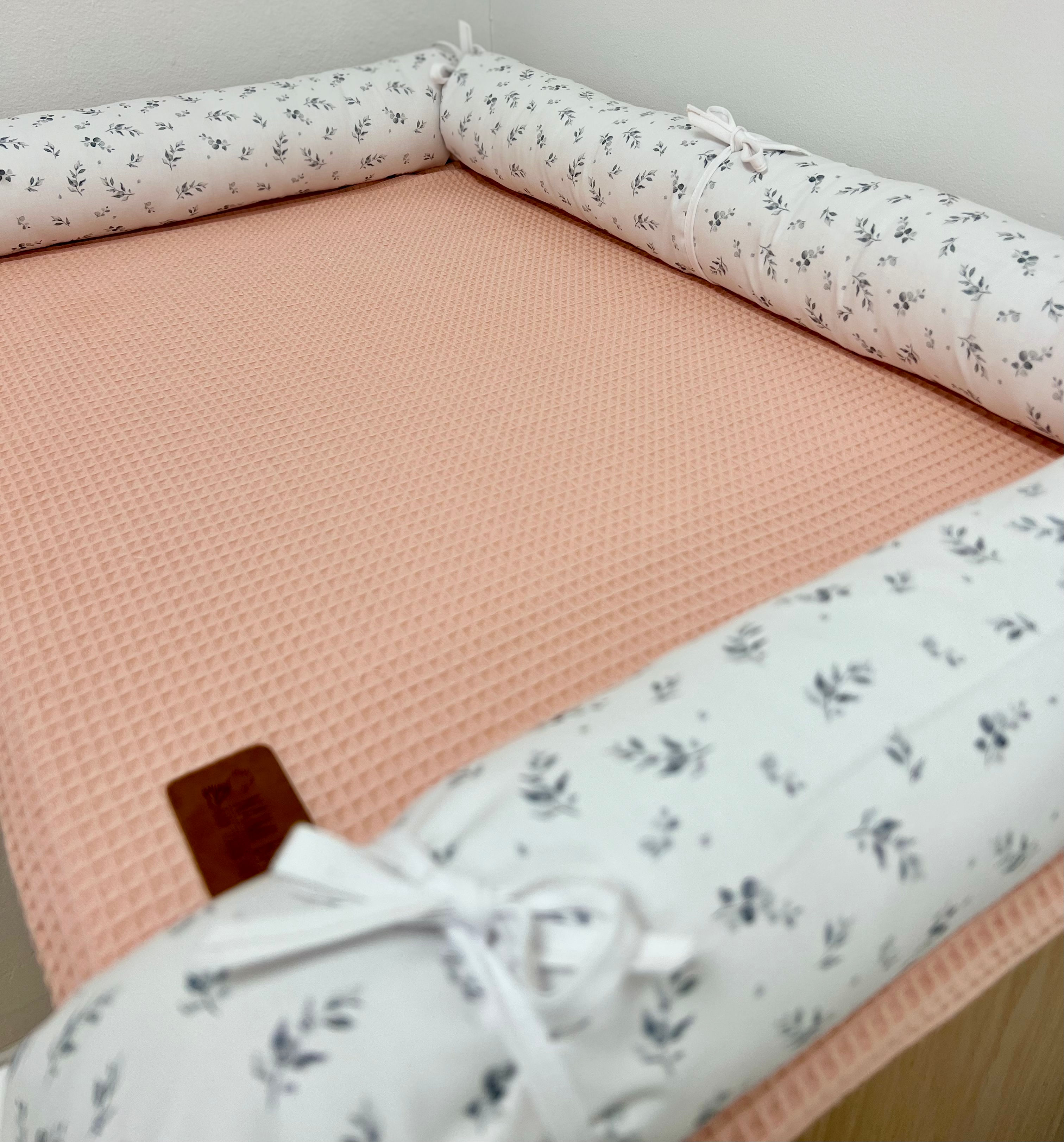 משטח החתלה - פיקה סלמון ועלים ירוקים עם פס חיבור לבן