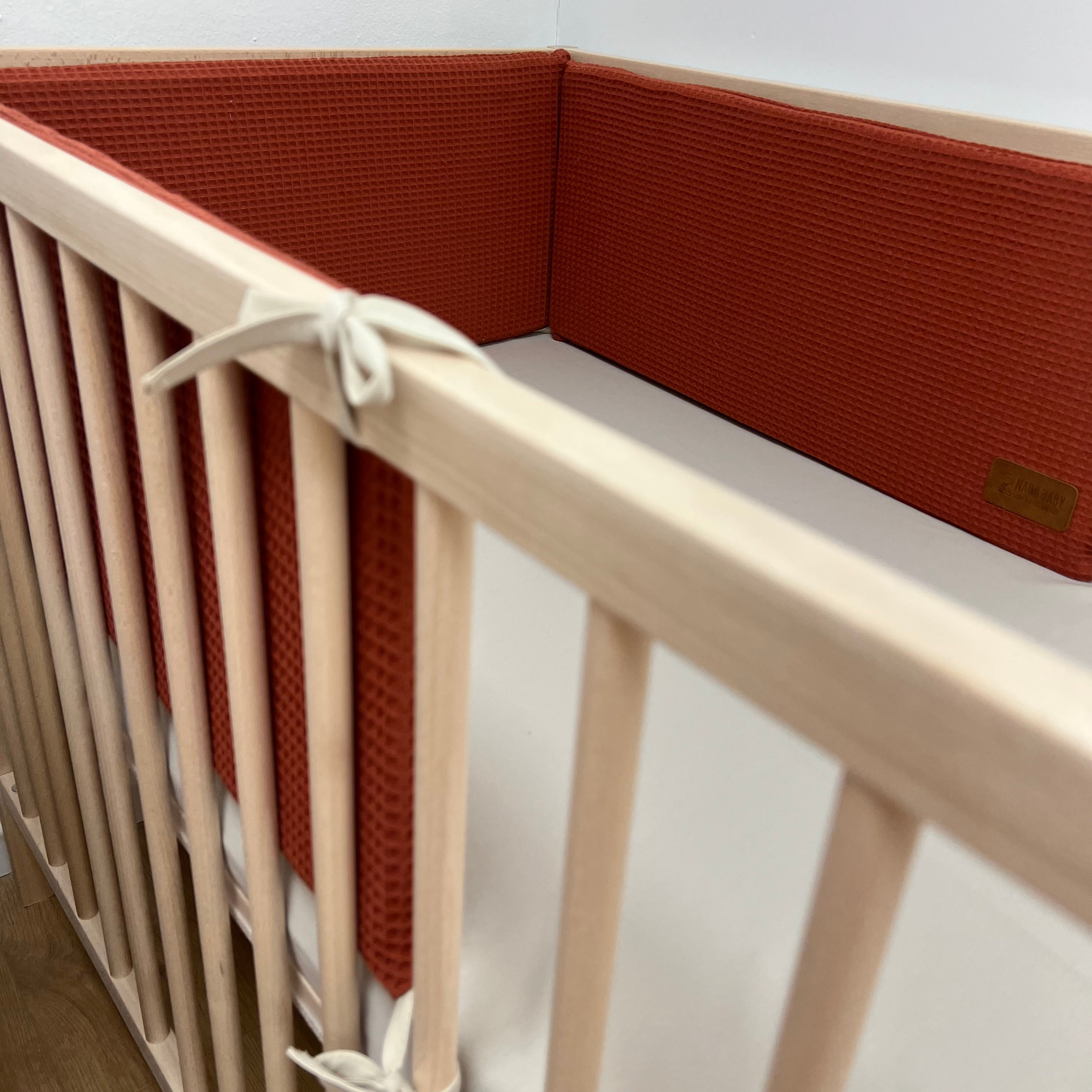 מגן ראש מבד אחד - פיקה חום חמרה עם פס חיבור בז' בהיר