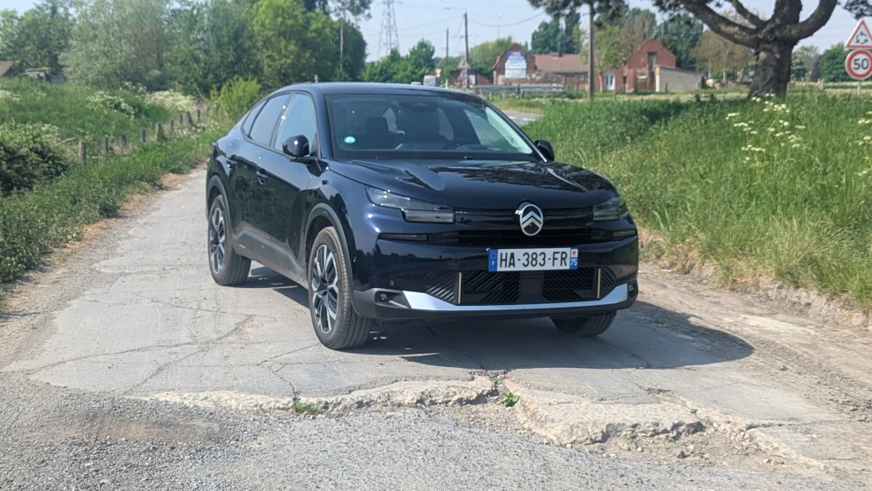 The Citroën C4 X electric 156 in blue