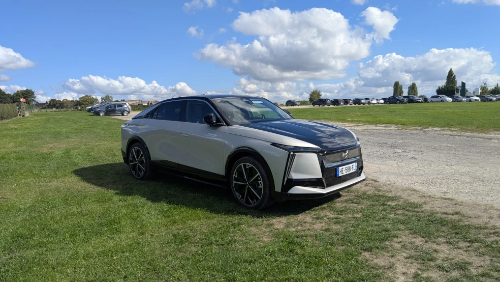 2025 DS N°8 - un style extérieur sobre mais élégant