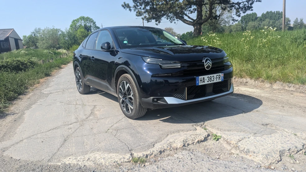 The Citroën C4 X electric 156 in blue