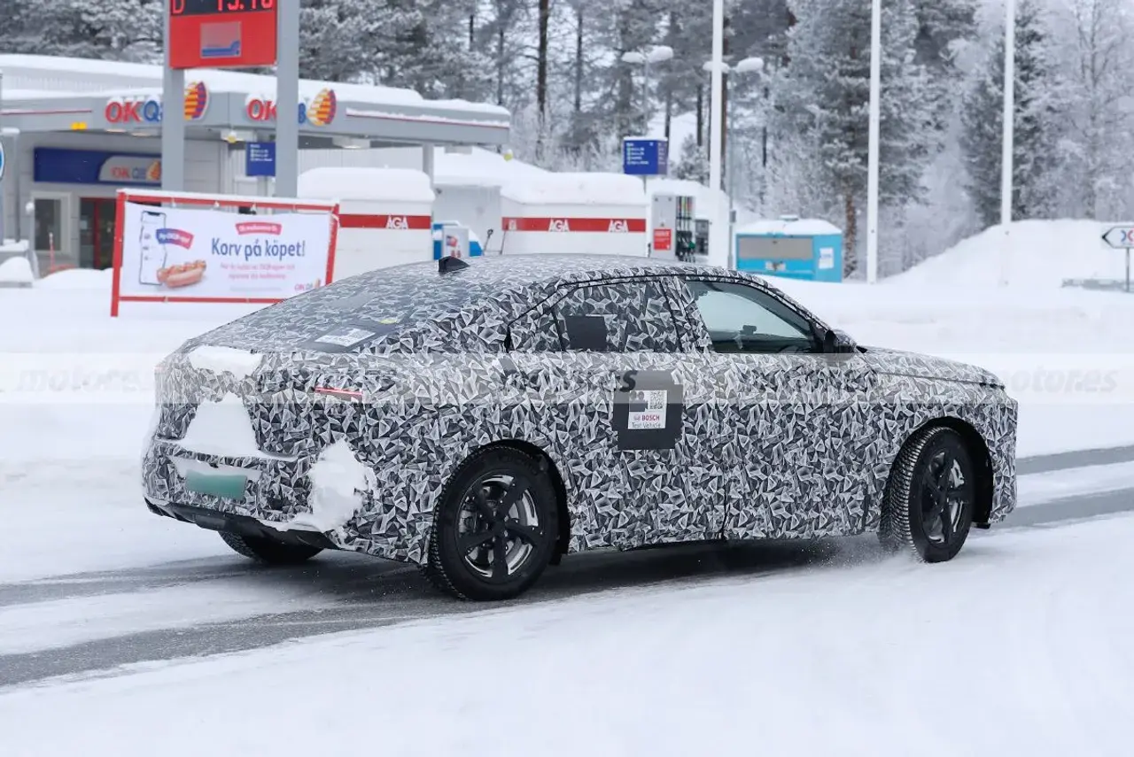 La future DS 8 est encore beaucoup camouflées dans ces tests hivernaux