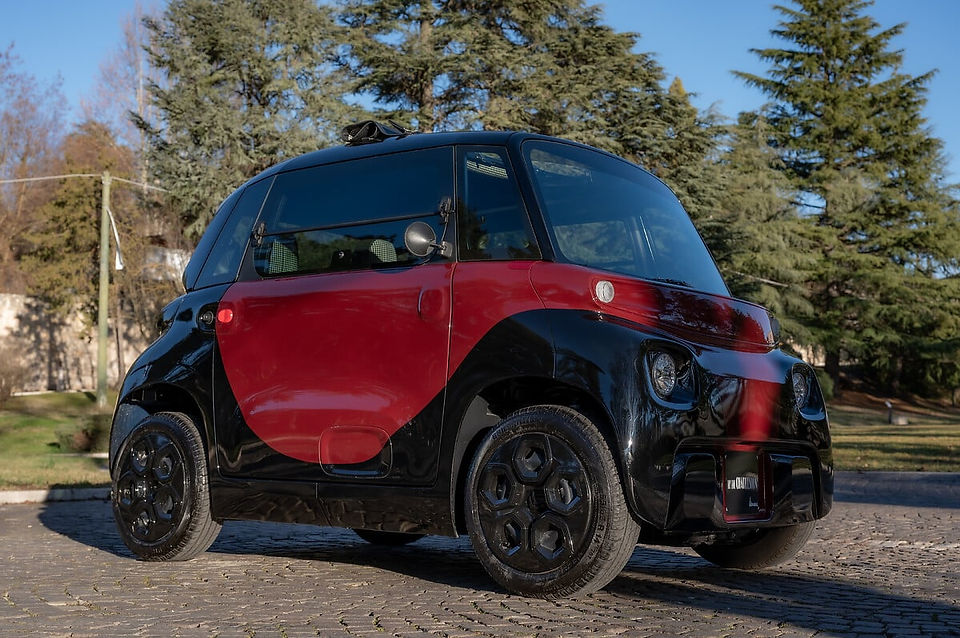 La Citroën AMi Charleston dans uen teinte bicolore Rouge Delage-Noir