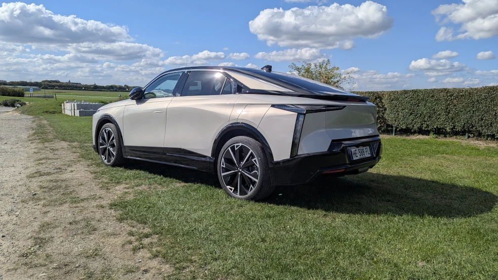 2025 DS N°8 - un style extérieur sobre mais élégant