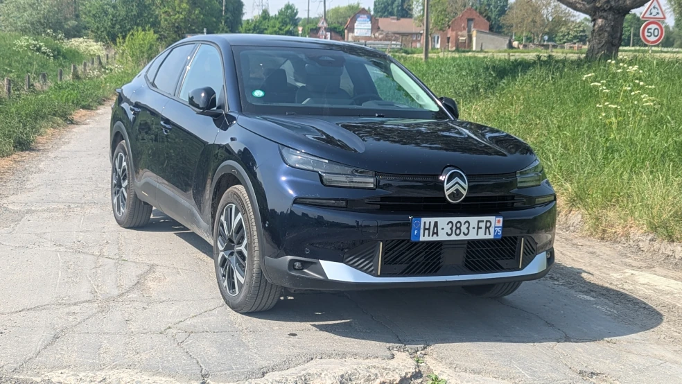The Citroën C4 X electric 156 in blue