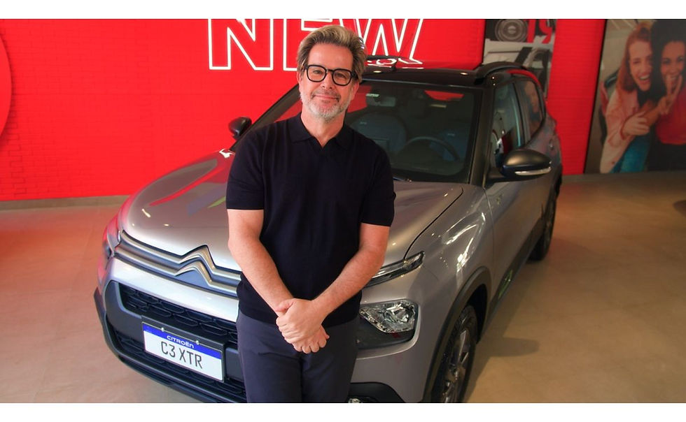 L'acteur Murilo Bénicio devant la Citroën C3 au Brésil