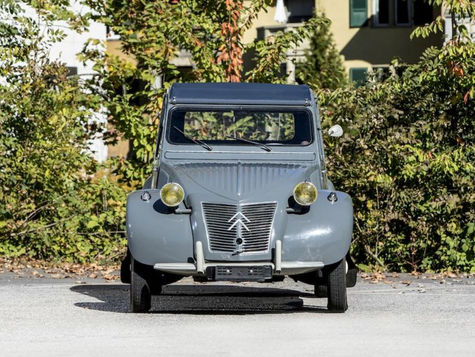 Is the Citroën 2CV the French people's favourite car? RTL is organising a poll to find out.