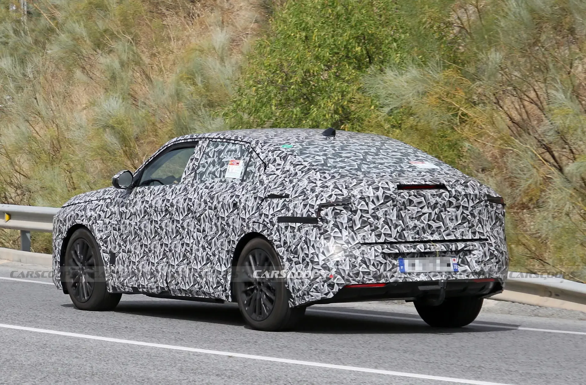 La future DS 8 sur la route lors de tests