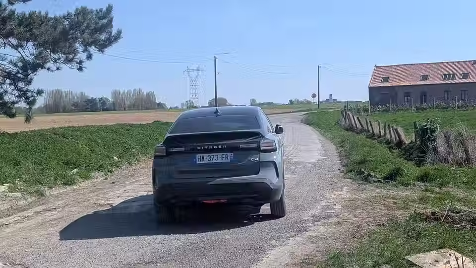 The Citroën ë-C4 156 (2025) on test drive