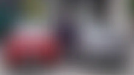 Bora Duran devant les Citroën C3 et C3 Aircross en Turquie