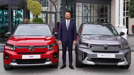 Bora Duran devant les Citroën C3 et C3 Aircross en Turquie