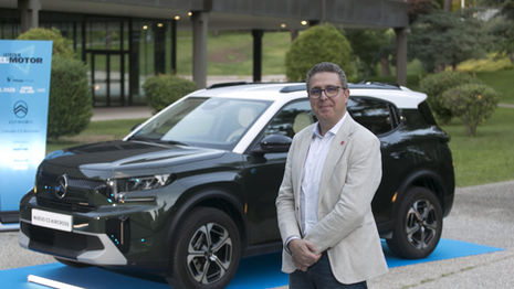 2025 - Nuno Coutinho devant le Citroën C3 Aircross