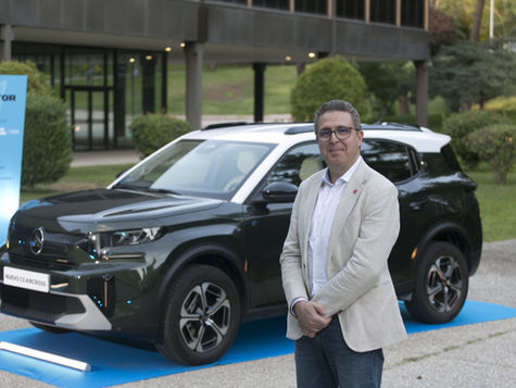 2025 - Nuno Coutinho devant le Citroën C3 Aircross