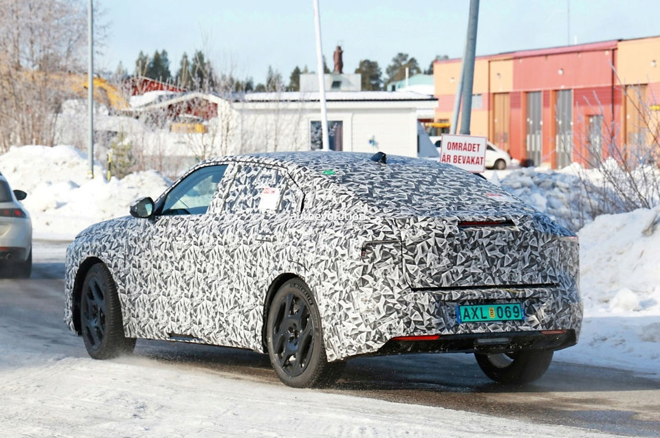 La future DS 8 en tests vue de trois quart arrière